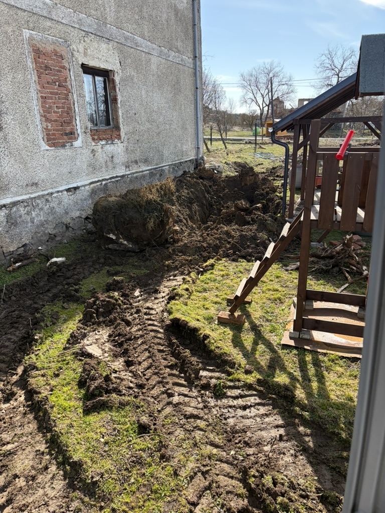 Odstranění pařezu jasanu – stísněný prostor mezi domem a pergolou