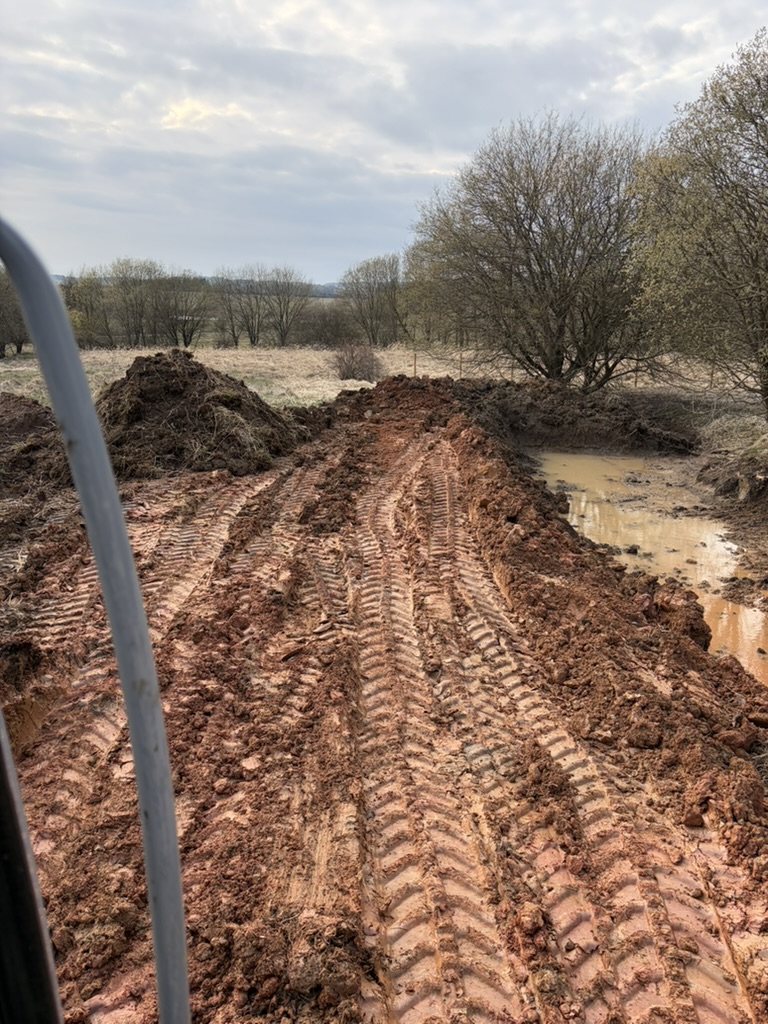 Hloubení rybníku – stopy pásů v jílovité zemině